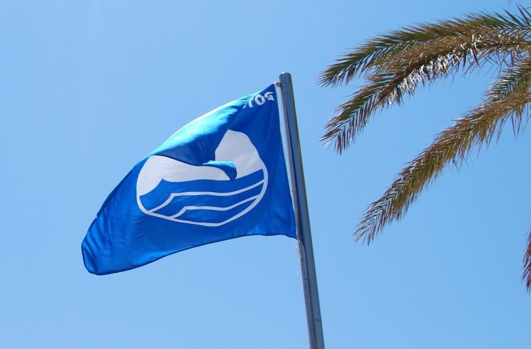 Cubelles recupera la bandera blava a la platja de la Mota