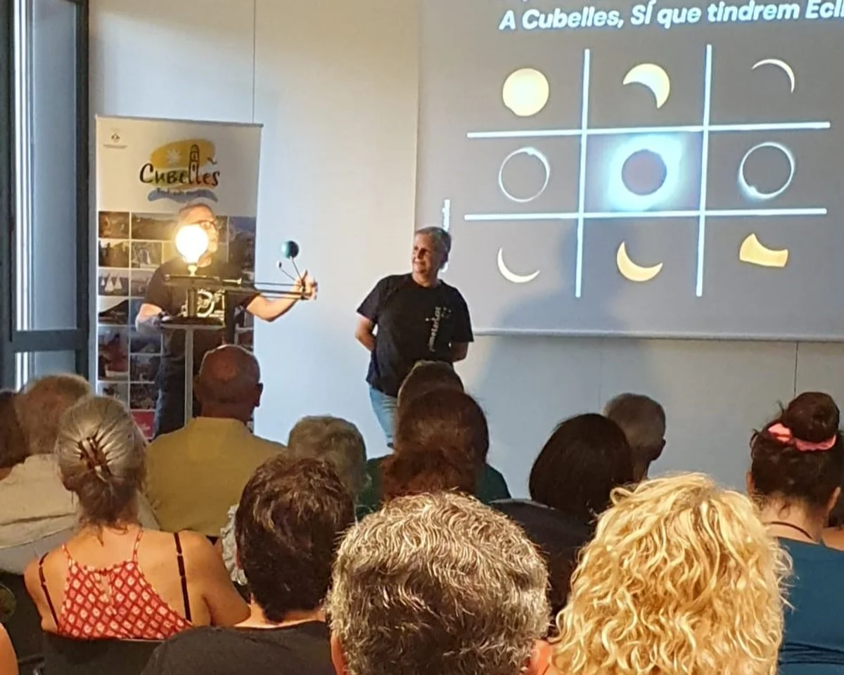 La xerrada sobre l’eclipsi del 12 d’agost a Cubelles omple la biblioteca